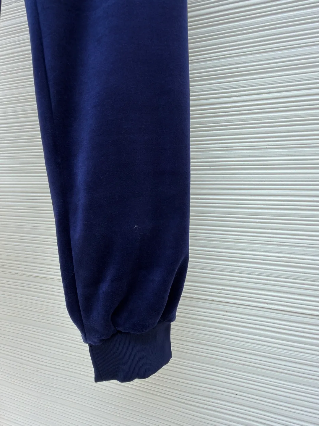 LOUIS VUITTON velvet solid color drawstring straight knitted sweatpants ●Original version: Purchased and developed by 16793 ●Item number: 1682160-B25 ●Fabric: velvet fabric ●Technology: knitting ●Color: navy blue ●Version: fitted version ●Weight: about 470 grams ●Size: S-M-L-XL ●Description: This navy blue leggings sweatpants are made of high-end velvet fabric. The cotton base is blended with polyester fiber treated by combing process, which makes the fabric have a soft and skin-friendly touch and practical performance of not easy to pilling and anti-wrinkle. The suede surface shows a delicate and uniform luster. Every inch of the velvet feel has been calibrated through the fixing process to avoid lint loss and color difference problems. The trousers are three-dimensionally cut, and the waist is equipped with a high-elastic rib drawstring design. The metal rope ends are electroplated and glaze-sealed, which is wear-resistant and has a long-lasting luster. The sides are spliced ​​with vertical pit rib fabric to enhance the extensibility of activities and enhance the three-dimensional sense of the fit. The leather logo plate on the trouser legs is fixed by hot stamping process, and the edges are polished smooth and burr-free. The leg openings are made of high-elastic ribbing of the same fabric. The double-needle hemming process is used for the stitching. The stitch spacing is even and fine. From fabric selection to detail sewing, every process follows strict quality control standards to ensure a balance between firmness and wearing comfort. The overall wiring is straight and delicate, the fabric is comfortable and soft, and the color is consistent without color difference. It can be matched with the same style to create a fashionable look and control various occasions. Customized accessories, complete with three standards, same style for men and women!
